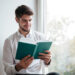 Homem lendo. 10 livros para desenvolvimento pessoal. / Reprodução thinkbusiness.ie