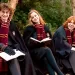 3 pessoas com livros. Bastidores Harry Potter - Reprodução Artofit