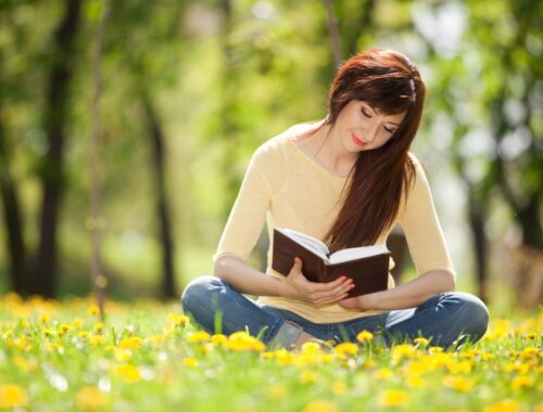 Mulher lendo em jardim florido. 10 romances contemporâneos. / Reprodução sweetselah
