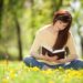 Mulher lendo em jardim florido. 10 romances contemporâneos. / Reprodução sweetselah