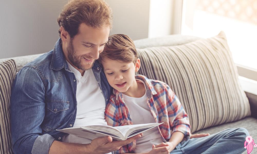 Pai e filho lendo. 10 livros para se comunicar com as crianças./ Reprodução kadinlarkulubu