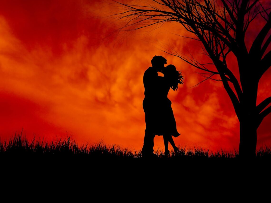 Casal se beijando no por do sol. Livros suspense romântico / reprodução cdn.steemitimages