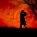 Casal se beijando no por do sol. Livros suspense romântico / reprodução cdn.steemitimages