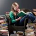 Menina lendo rodeada de livros - Como descobrir seu gênero literário/ Reprodução i.pinimg