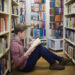 Jovem lendo na biblioteca - literatura juvenil / Reprodução primarylearning
