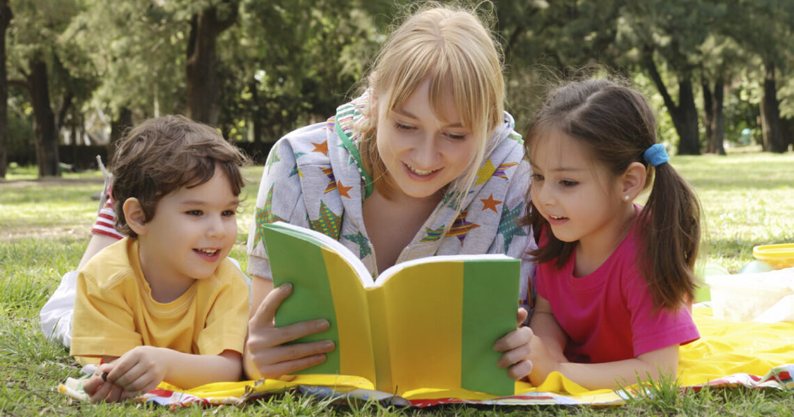 Mulher lendo para 2 crianças - Literatura Infantil / Reprodução boldbeasts