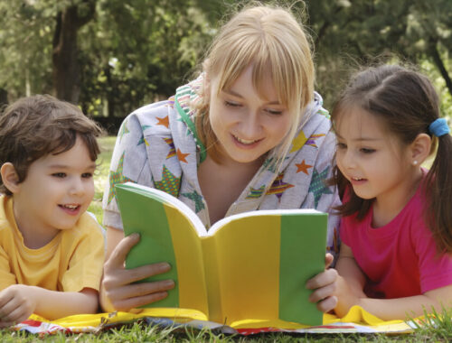 Mulher lendo para 2 crianças - Literatura Infantil / Reprodução boldbeasts