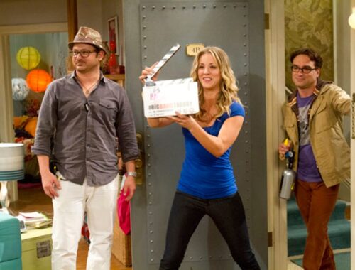 Três pessoas em pé, uma com claquete. Bastidores Big Bang Theory / Reprodução fanpop