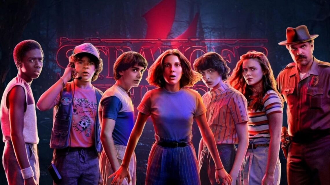 7 pessoas em pé com olhas assustado - Série Stranger Things / Reprodução media.baamboozle